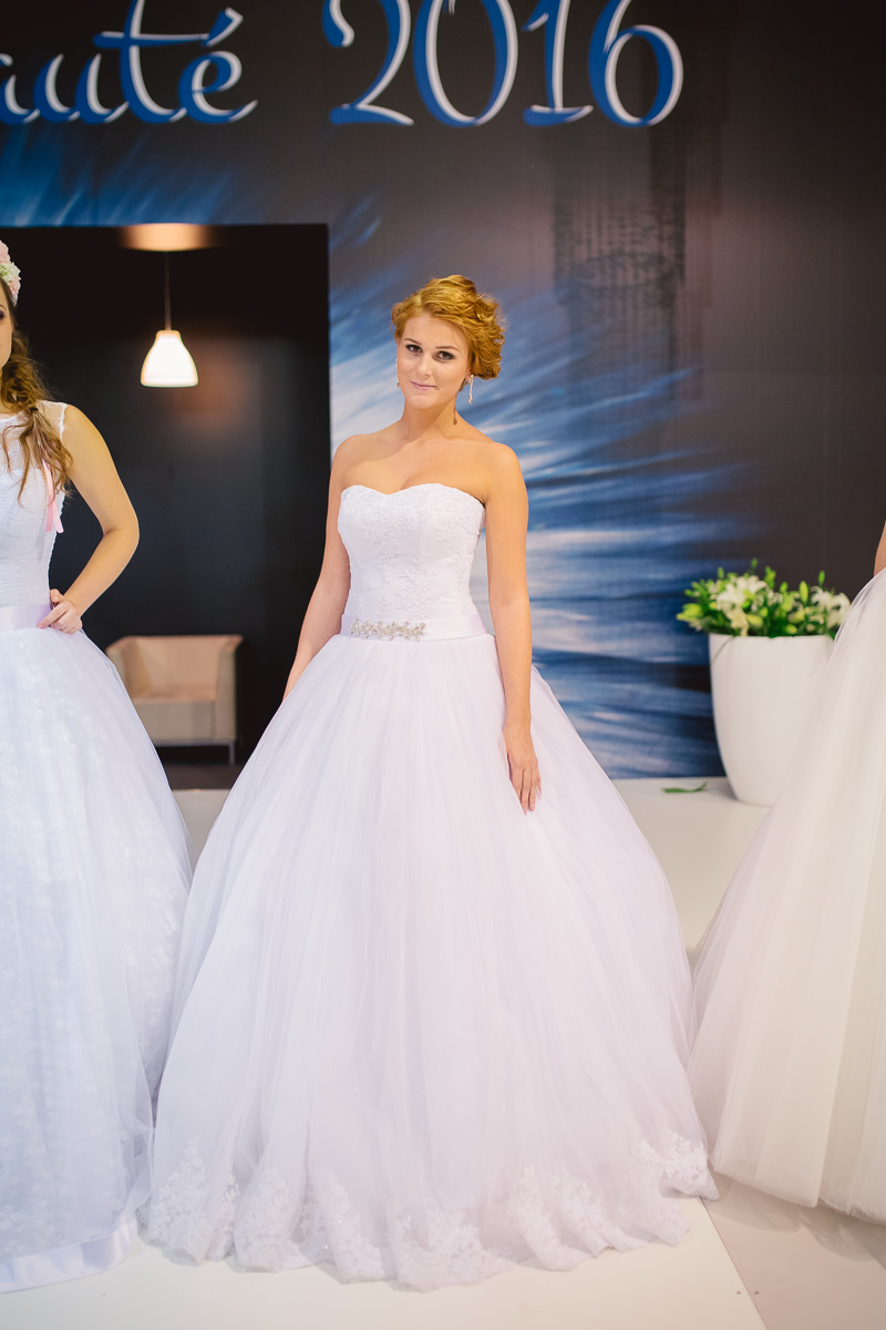 Svadobné šaty s čipkovým vrškom s veľkou tylovou sukňou s čipkou na konci - svadobná výstava